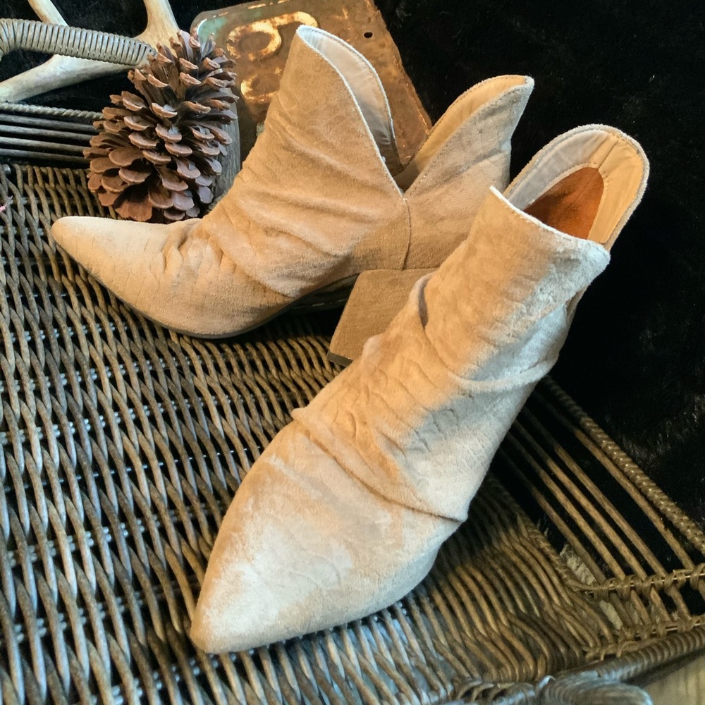 Mi.iM Suede Booties NWOT